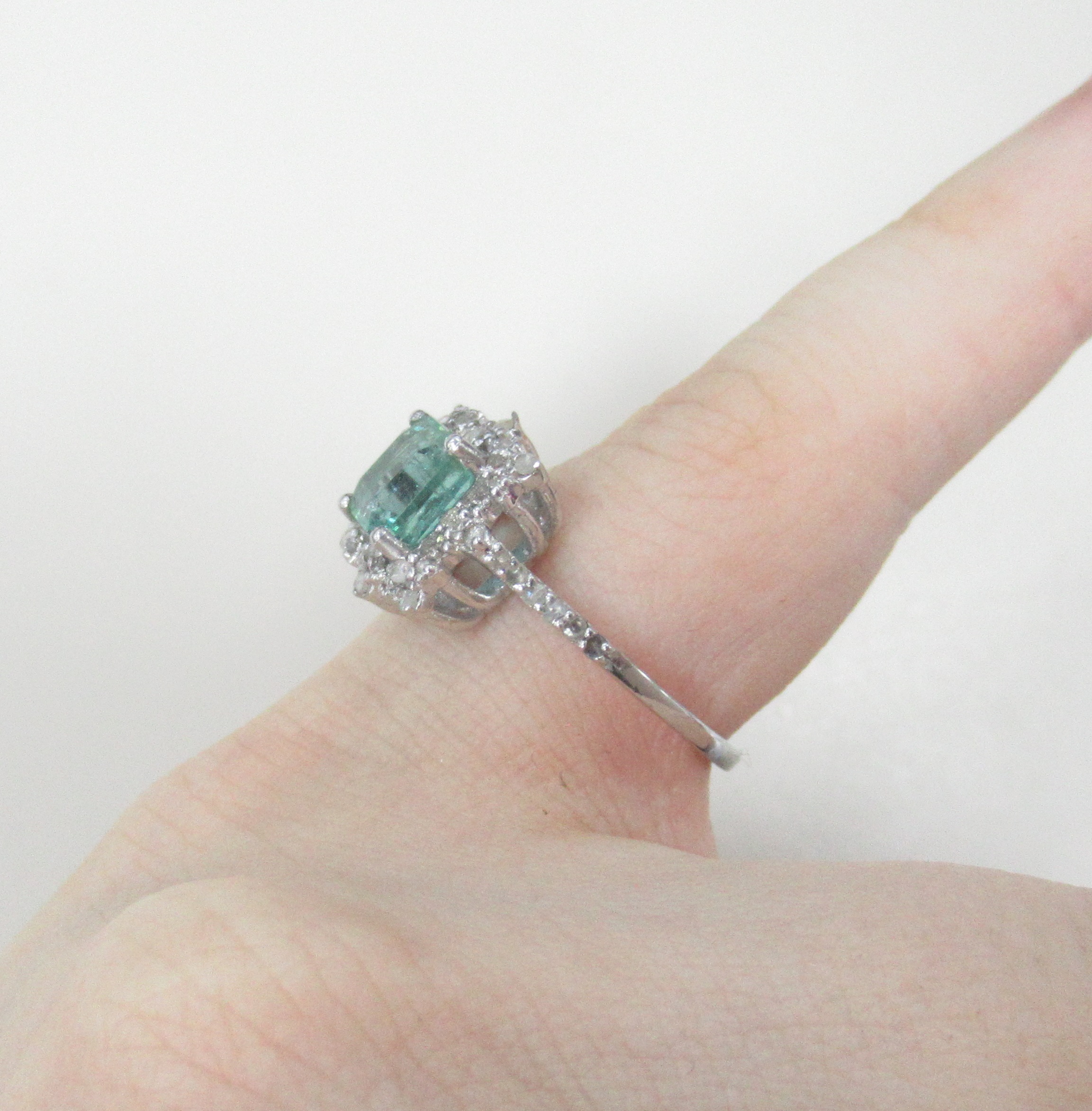 Серебряное кольцо 925 пробы; вставки 1 Изумруд (F) 1,32ct 3/Г3; 44 Бр.Кр-17 0,23ct 2/4;